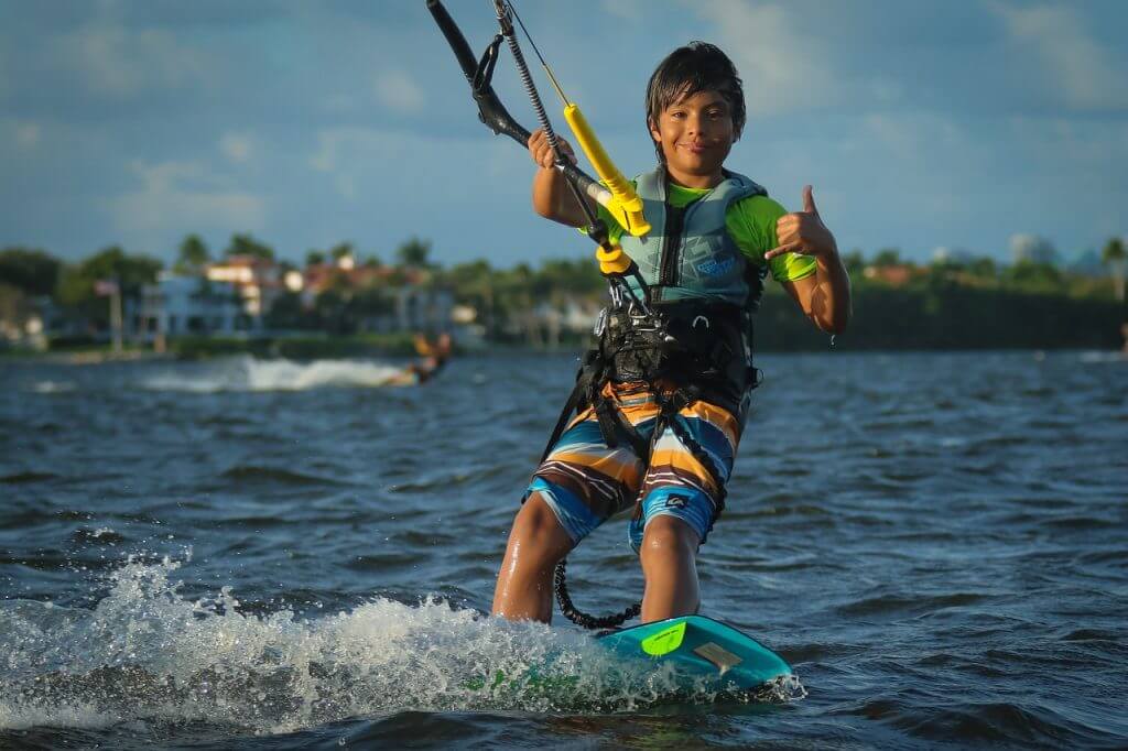 jeune kitesurfeur