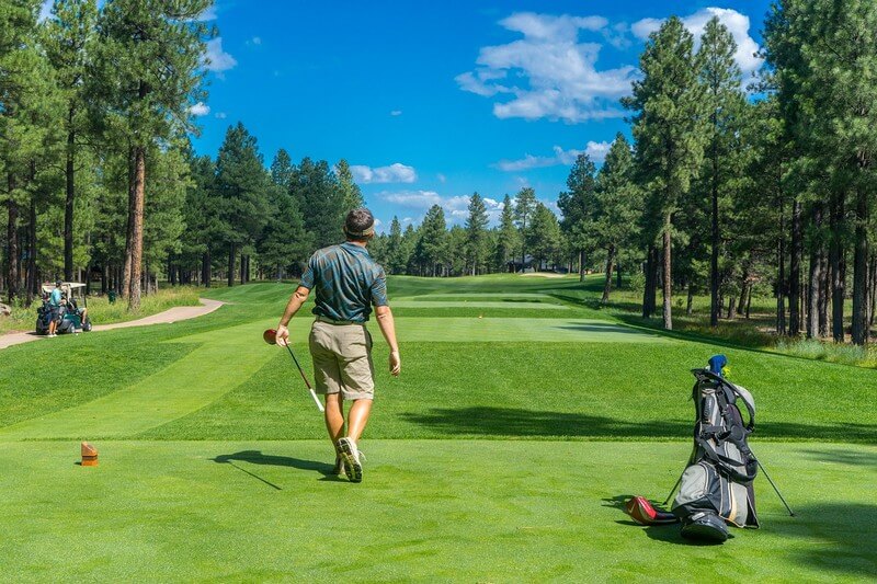 golfeur au départ d'un parcours de golf